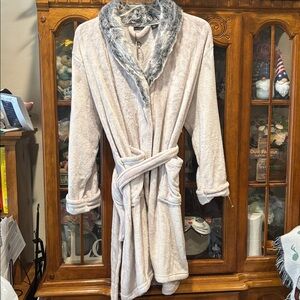 Tahari Woman’s Pink Robe With Faux Fur Collar